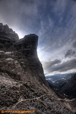 Il corno si protende sul sentiero
