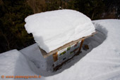 Cartellone immerso nella neve